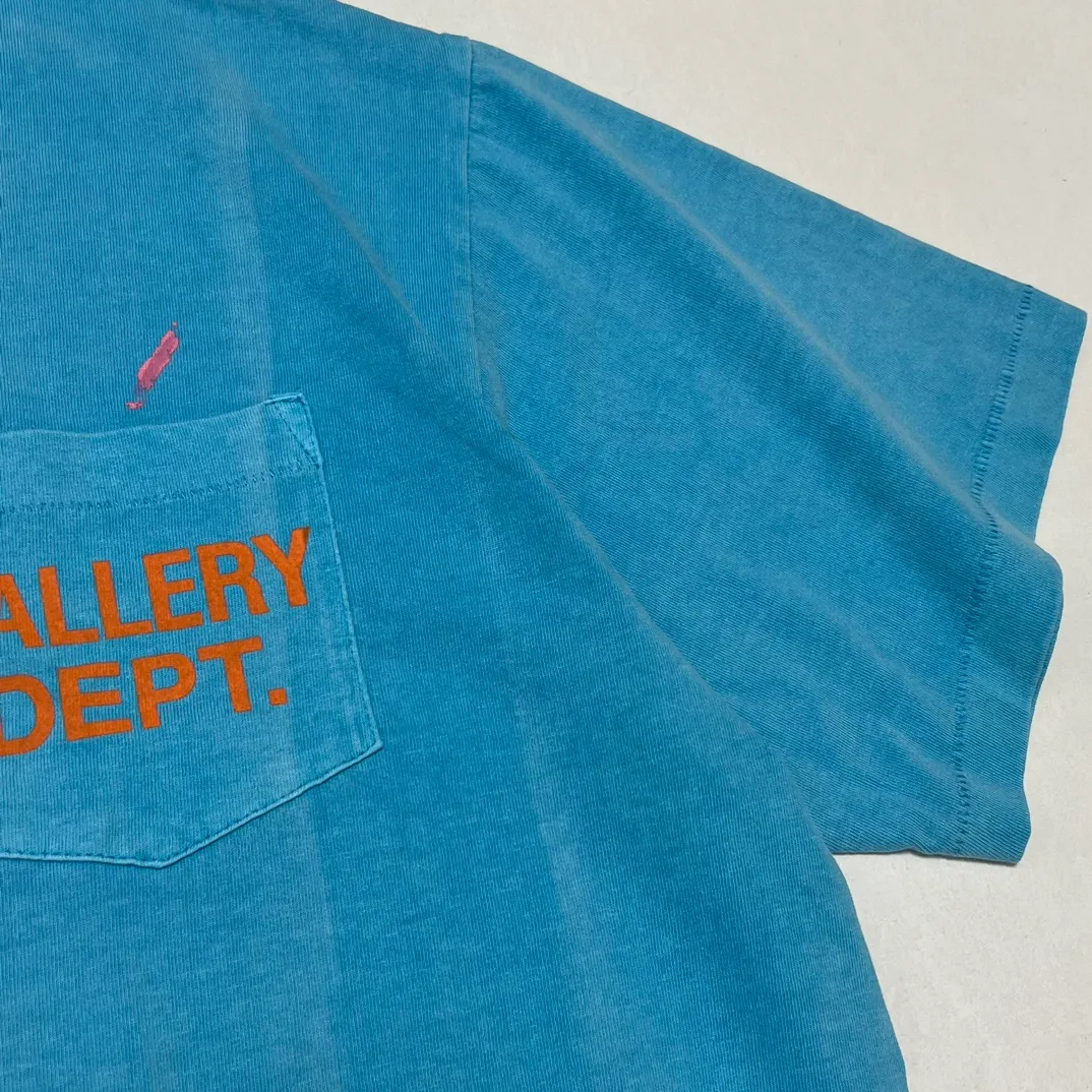 GALLERY DEPT. VINTAGE LOGO PAINTED TEE/Turquoise washed and distressed VINTAGE LOGO retro English pocket short sleeves lake blue S-XL ready-to-wear dyeing, hand-sewn and smeared with horseradish and fried with salt, very heavy industry, manufacturing dark and light fading technology, hand-splashed ink graffiti, genuine acrylic material